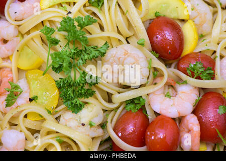 Italienische Pasta mit Garnelen und Tomaten Stockfoto