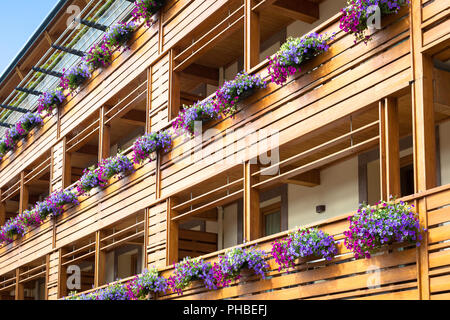 Blumen auf Chalet Balkon Stockfoto