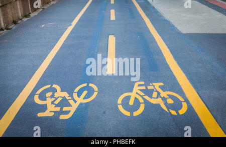 Fahrrad Schilder gemalt auf Asphalt Stockfoto