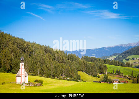 Die Kirche von San Giovanni in Dolomiti Region - Italien Stockfoto