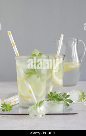 Waldmeister Zitrone Limonade Stockfoto