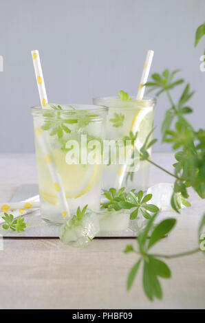 Waldmeister Zitrone Limonade Stockfoto