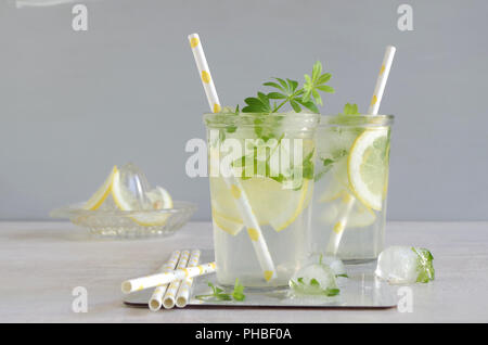 Waldmeister Zitrone Limonade Stockfoto