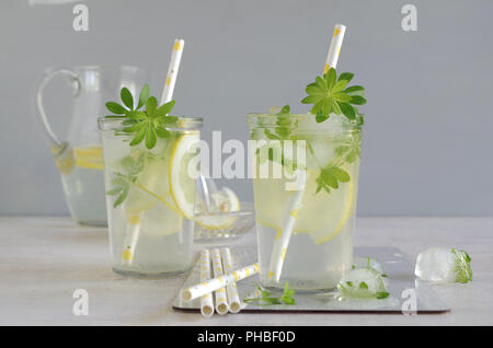 Waldmeister Zitrone Limonade Stockfoto