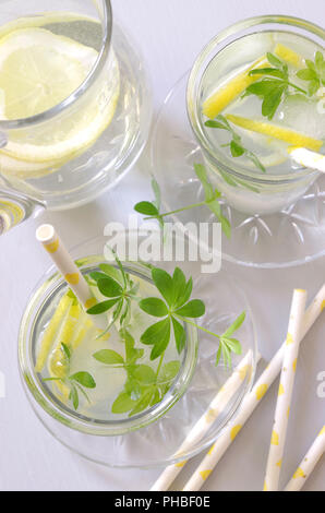 Waldmeister Zitrone Limonade Stockfoto