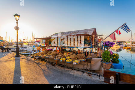 Souvenirs und Meer Schwämmen für Verkauf auf einem Boot in Chania, Kreta, griechische Inseln, Griechenland, Europa Stockfoto