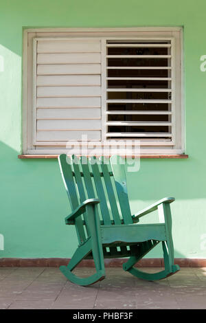 Grüne Schaukelstuhl auf der Veranda, UNESCO-Weltkulturerbe, Vinales Pinar del Rio, Kuba, Karibik, Karibik, Zentral- und Lateinamerika Stockfoto