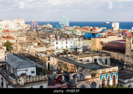 Blick auf alte Gebäude Dächer in Centro Habana, und Straße von Florida, Havanna, Kuba, Karibik, Karibik, Zentral- und Lateinamerika Stockfoto