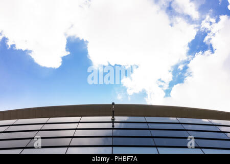 Moderne und zeitgenössische Gebäude aus Glas und Stahl mit CCTV Stockfoto