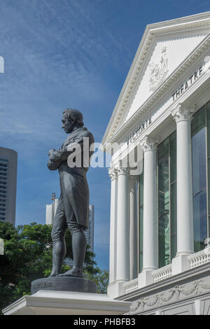 Statue von Sir Stamford Raffles und Victoria Theatre, Singapur, Südostasien, Asien Stockfoto