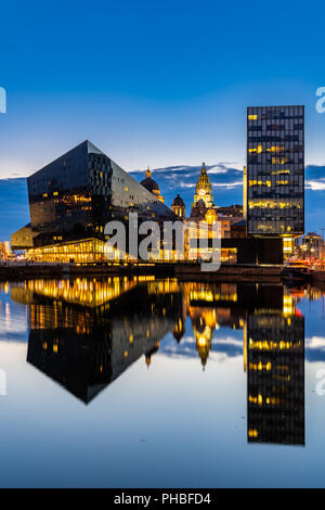 Liverpool Skyline Gebäude am Pier Head und alber Dock bei Sonnenuntergang Dämmerung, Liverpool, England, UK. Stockfoto