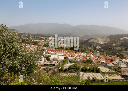 Das Kloster in der Mitte des historischen Dorfes Omodos im Troodos-gebirge, Zypern, Mittelmeer, Europa Stockfoto