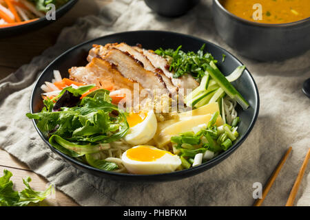 Hausgemachte keine Brühe Mazemen Ramen mit Schweinebauch und Gemüse Stockfoto