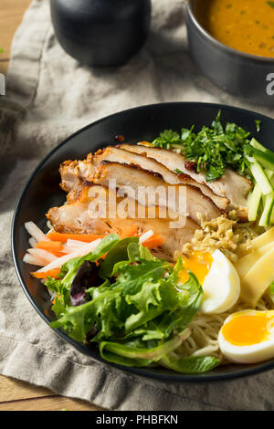 Hausgemachte keine Brühe Mazemen Ramen mit Schweinebauch und Gemüse Stockfoto