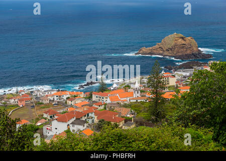 Blick auf die Stadt am Meer, aus erhöhter Position, Porto Moniz, Madeira, Portugal, Atlantik, Europa Stockfoto