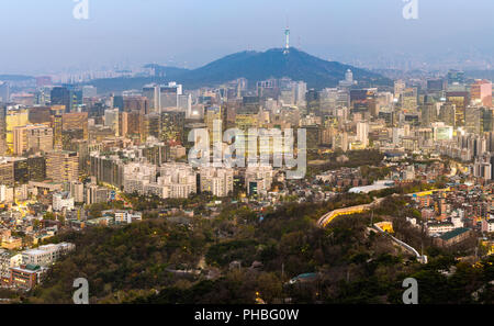 Antenne Sonnenuntergang und in der Nacht Blick auf Seoul Downtown Stadtbild mit Seoul Tower in Südkorea panorama Stockfoto