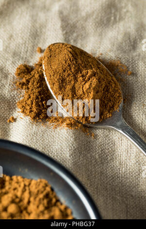 Organische chinesischen Fünf Gewürze in eine Schüssel geben. Stockfoto