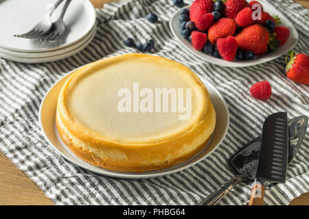 Hausgemachte New Yorker Käsekuchen mit Beeren und Minze Stockfoto