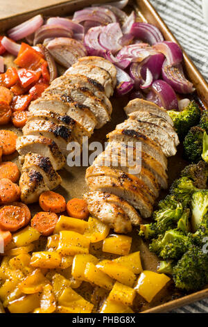 Hausgemachte Keto Blatt pan Huhn mit Rainbow Gemüse Stockfoto