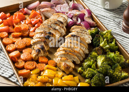 Hausgemachte Keto Blatt pan Huhn mit Rainbow Gemüse Stockfoto