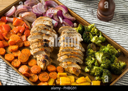 Hausgemachte Keto Blatt pan Huhn mit Rainbow Gemüse Stockfoto