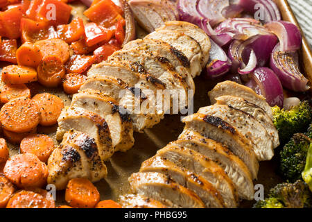 Hausgemachte Keto Blatt pan Huhn mit Rainbow Gemüse Stockfoto