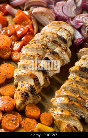 Hausgemachte Keto Blatt pan Huhn mit Rainbow Gemüse Stockfoto