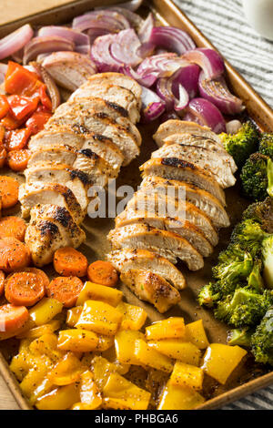 Hausgemachte Keto Blatt pan Huhn mit Rainbow Gemüse Stockfoto