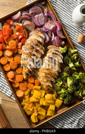 Hausgemachte Keto Blatt pan Huhn mit Rainbow Gemüse Stockfoto