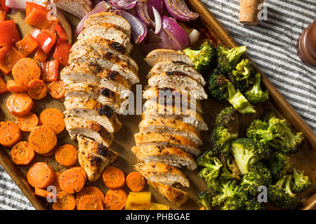 Hausgemachte Keto Blatt pan Huhn mit Rainbow Gemüse Stockfoto