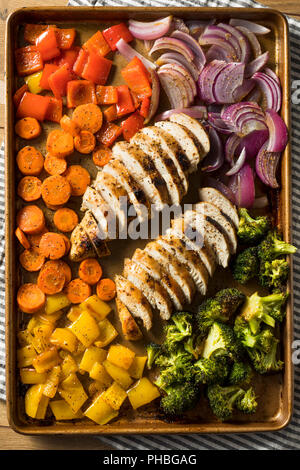 Hausgemachte Keto Blatt pan Huhn mit Rainbow Gemüse Stockfoto