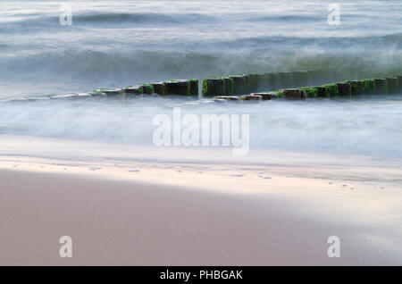 Groyne an der Ostsee mit dünung Stockfoto