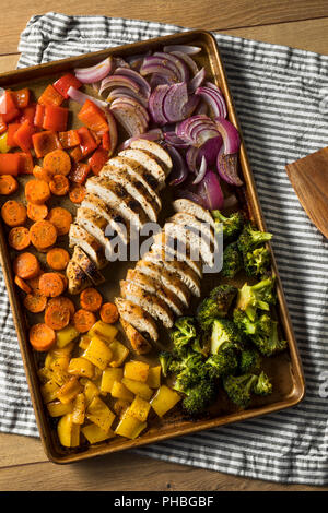 Hausgemachte Keto Blatt pan Huhn mit Rainbow Gemüse Stockfoto