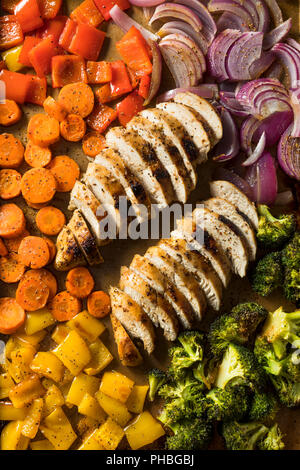 Hausgemachte Keto Blatt pan Huhn mit Rainbow Gemüse Stockfoto