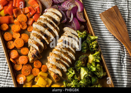 Hausgemachte Keto Blatt pan Huhn mit Rainbow Gemüse Stockfoto