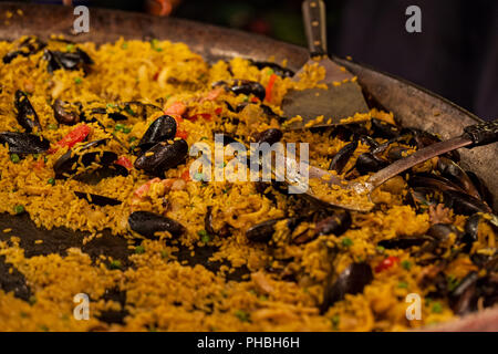 Typische spanische Meeresfrüchte Paella in Pfanne Stockfoto