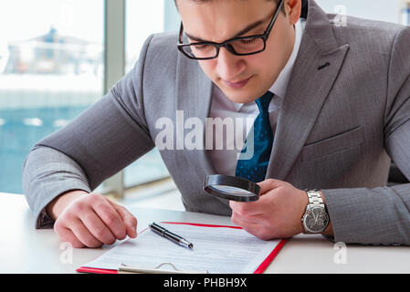 Der Mensch auf der Suche nach Fehler und Irrtümer im Bericht Stockfoto