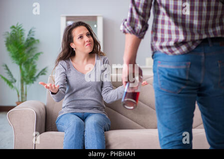 Häusliche Gewalt Konzept in einer Familie Argument mit Betrunkenen alcoho Stockfoto