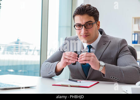 Der Mensch auf der Suche nach Fehler und Irrtümer im Bericht Stockfoto