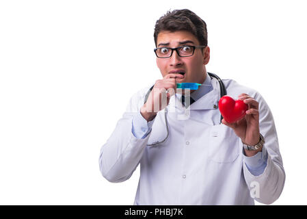 Junge männliche Kardiologe Arzt Holding ein Herz isoliert auf weißem Stockfoto