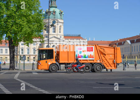 Muellauto, Schloss Charlottenburg, Spandauer Damm, Charlottenburg, Berlin, Deutschland Stockfoto