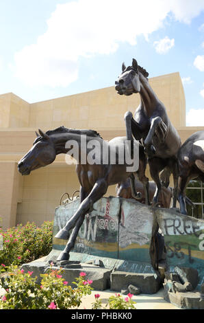 Skulptur mit dem Titel "Der Tag, an dem die Mauer fiel" von Veryl Goodnight an der George Bush Presidential Library an der Texas A&M University, College Station, Texas. Stockfoto