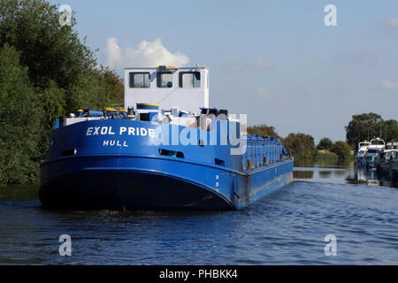 60 m langen Tanker Exol Stolz auf dem Weg von Rotherham zu Goole und Rumpf hinter der Strawberry Island Yacht Club in Doncaster Stockfoto