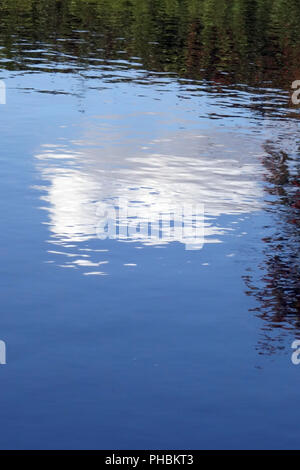 Sonnigen Tag Cloud Spiegelbild im Wasser des Flusses Don in der Nähe von Doncaster, England Stockfoto
