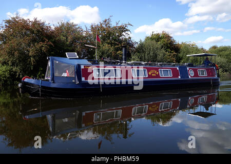 Cirrus- oder schmalen Boot segeln vorbei an der Strawberry Island Yacht Club in Doncaster Stockfoto