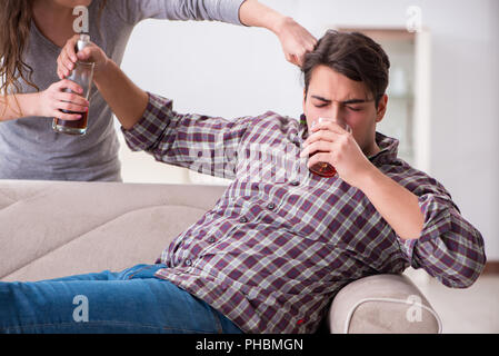 Alkoholproblem betrunkenen Mann Mann in einer jungen Familie Konzept Stockfoto