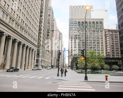 Chicago, USA - Juni 21, 2017: Jackson Boulevard, Chicago ist die Stadt der Wolkenkratzer. Chicago Straßen, Gebäude und Sehenswürdigkeiten der Stadt Chicago Stockfoto