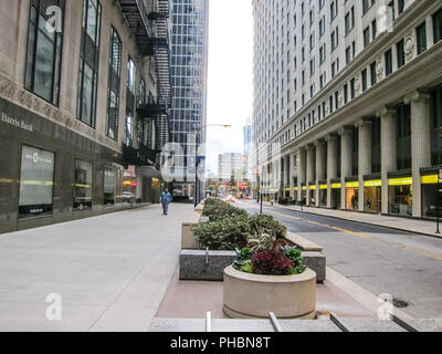 Chicago, USA - Juni 21, 2017: Jackson Boulevard, Chicago ist die Stadt der Wolkenkratzer. Chicago Straßen, Gebäude und Sehenswürdigkeiten der Stadt Chicago Stockfoto