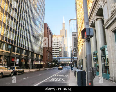 Chicago, USA - Juni 21, 2017: Jackson Boulevard, Chicago ist die Stadt der Wolkenkratzer. Chicago Straßen, Gebäude und Sehenswürdigkeiten der Stadt Chicago Stockfoto