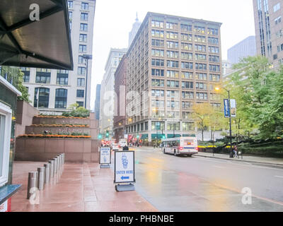 Chicago, USA - Juni 21, 2017: Jackson Boulevard, Chicago ist die Stadt der Wolkenkratzer. Chicago Straßen, Gebäude und Sehenswürdigkeiten der Stadt Chicago Stockfoto